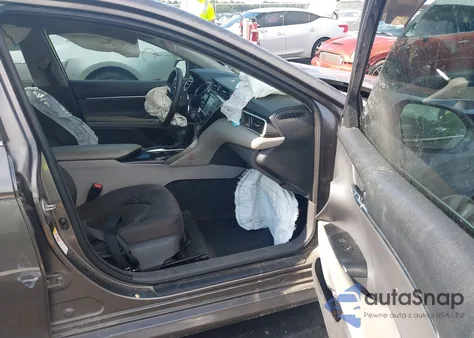 2018 Toyota Camry Le z USA, uszkodzony, nr VIN 4T1B11HK2JU030995